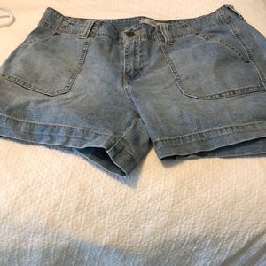 Levi Strauss.        Jean shorts.     Size14 misses